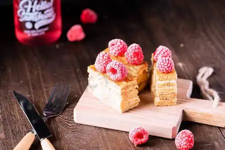 餐饮美食夜晚树莓蛋糕桌面摆拍摄影图配图