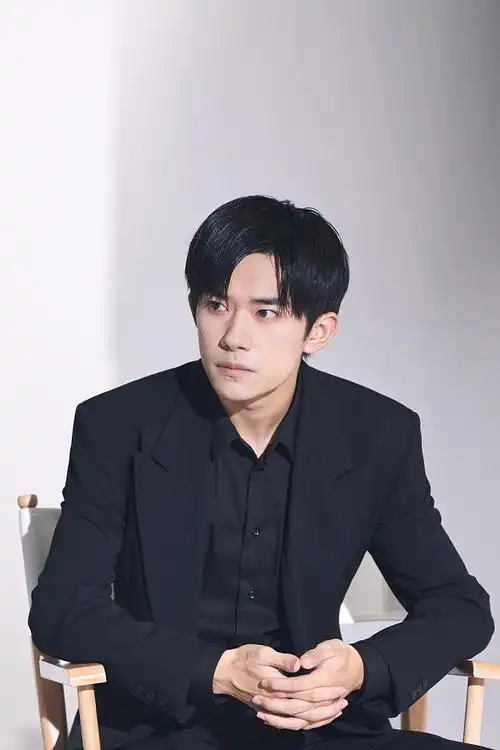 易烊千玺穿黑西装显霸总气息魅力十足