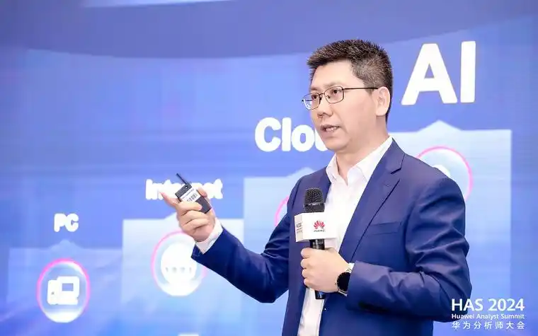 华为数据通信产品线副总裁赵志鹏发表演讲赵志鹏表示:"随着ai技术的
