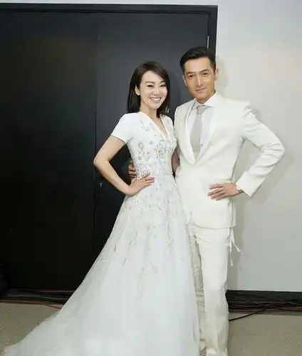 她身为国民闺女被北电拒收,如今下嫁小鲜肉,娘亲与胡歌甜蜜热吻