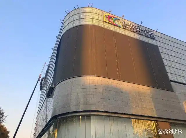 如今,邯郸新世纪正在进行新的装修改造,新装修的邯郸新世纪商业广场