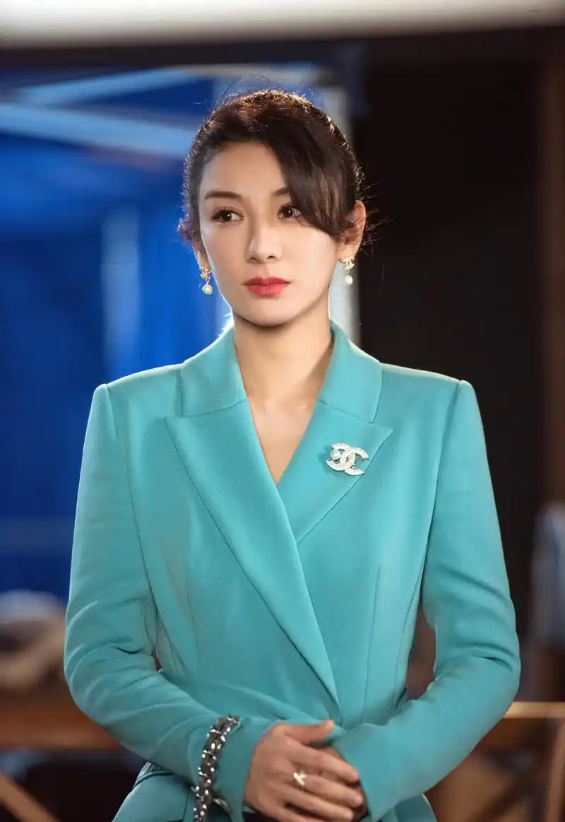 黄奕蓝色西服优雅写真图片16