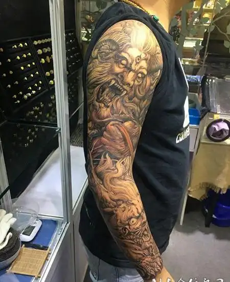 半甲牛魔王黑灰冲破南天门,手臂牛魔王霸气纹身