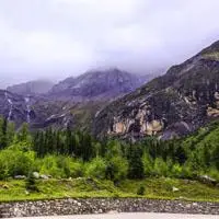 雄峻奇异的山峰风景头像