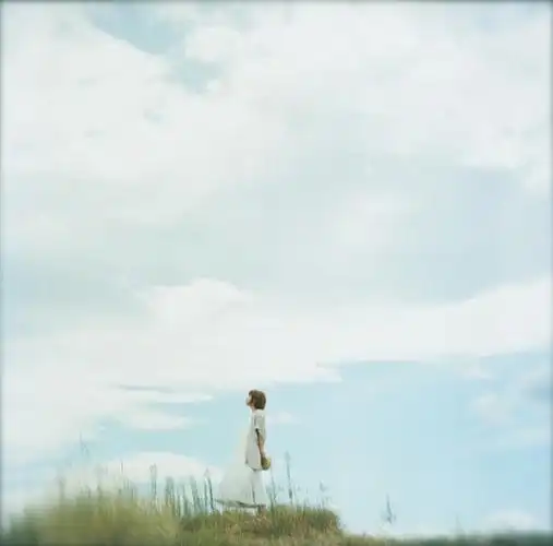 站在山坡之上,仰望蓝天