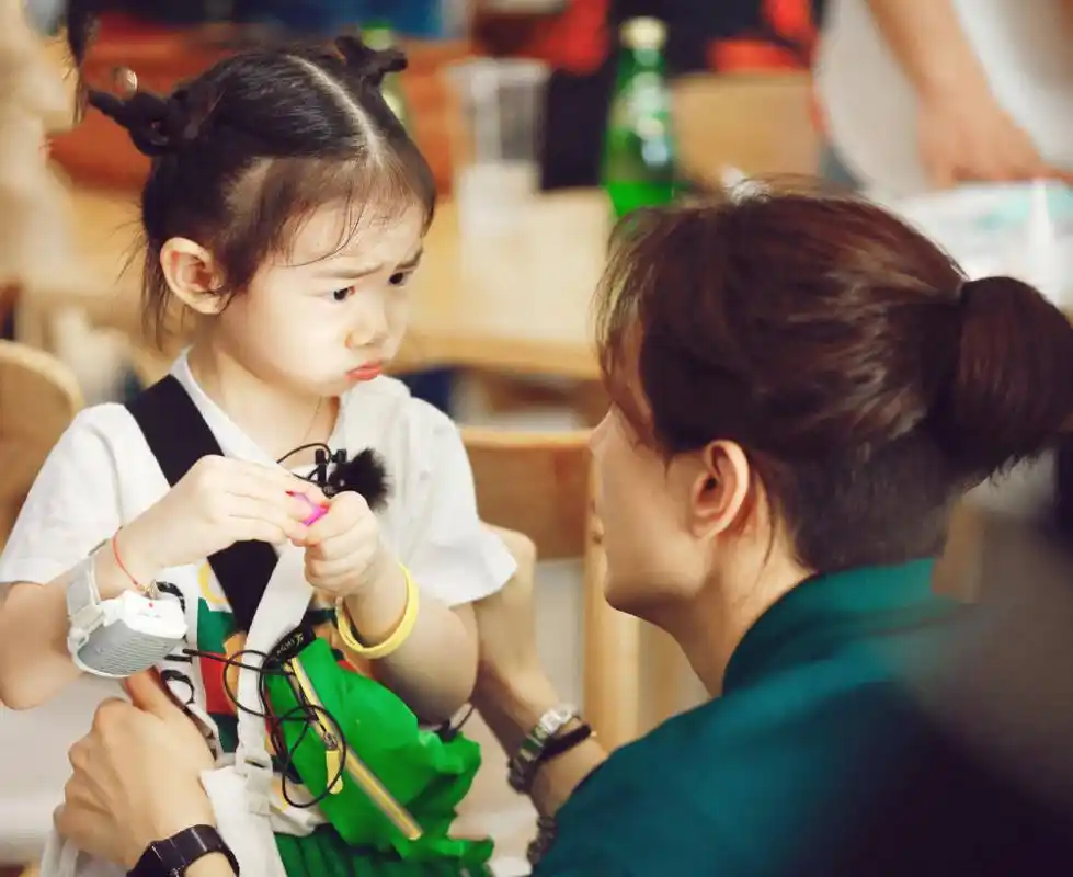 李承铉和lucky哭得一模一样又多个成人版戚薇一家复制粘贴脸