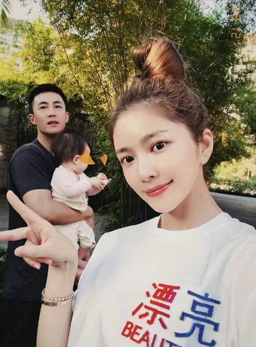 原创杜淳携妻女度假看海老婆王灿首回应婚期等我们最有意义的日子