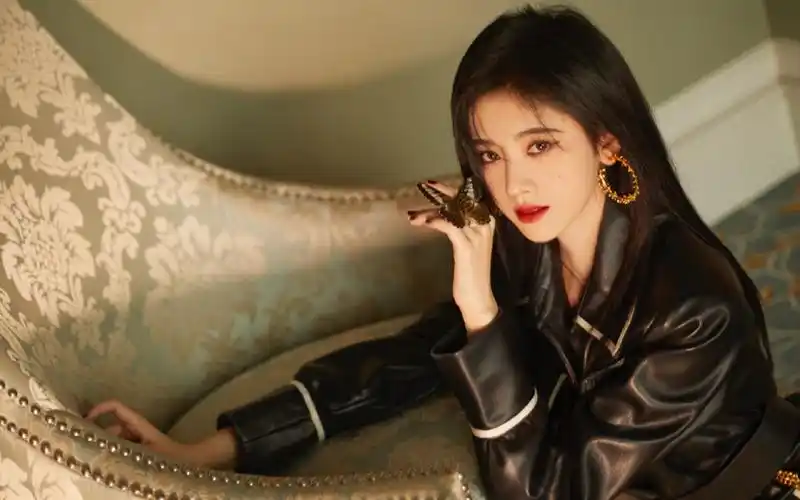 鞠婧祎甜酷皮衣写真桌面壁纸_大陆明星_壁纸下载_美桌网