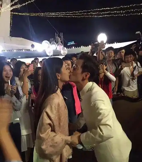 赵丽颖何炅嘴对嘴亲吻照被扒出场面咋舌知情人称并非隔着玻璃