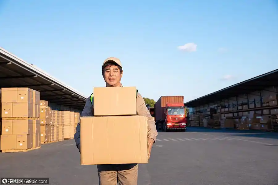 物流人员搬运快递货运货物