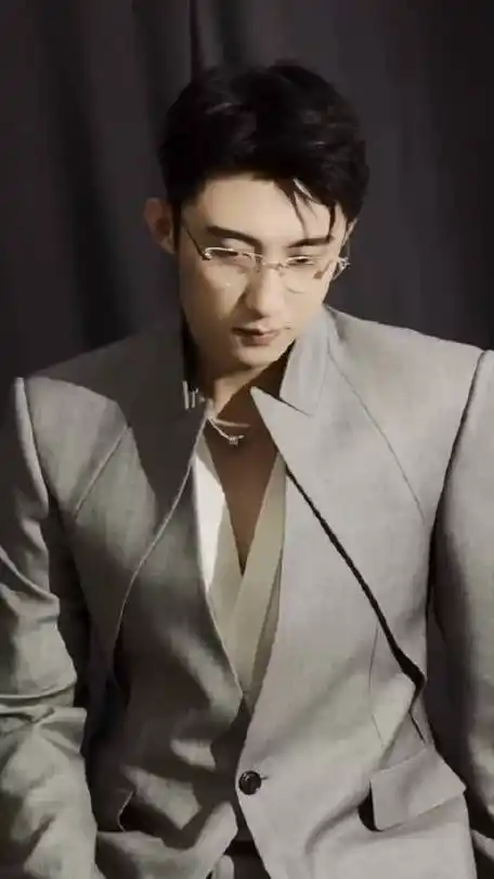 黄景瑜爆改自己##黄景瑜你快把眼镜摘了吧