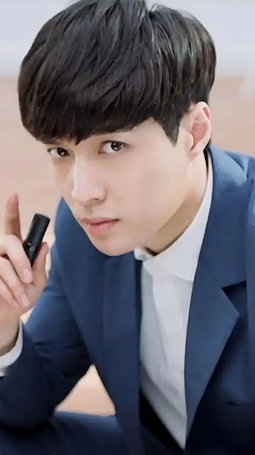 齐刘海的张艺兴脸型真的太完美!