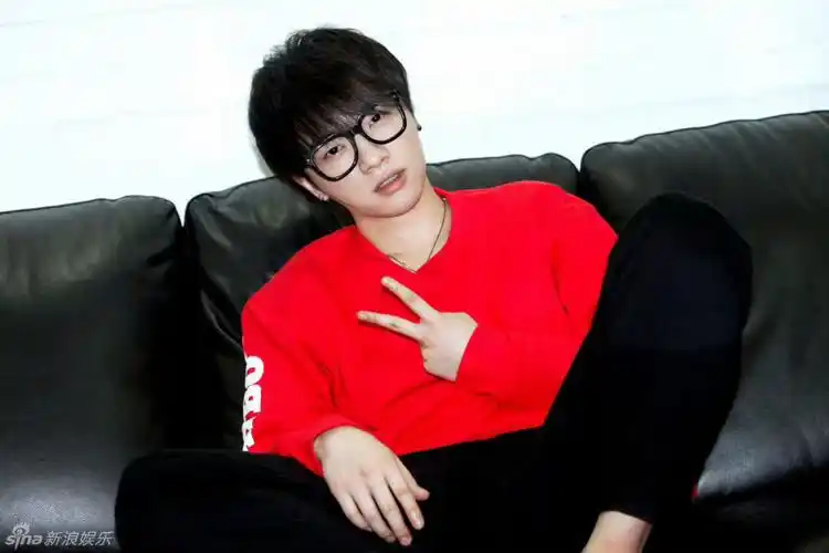 喜欢华晨宇的感觉真让人着迷,摸不透看不清,原来是我忘记戴眼镜了(戴