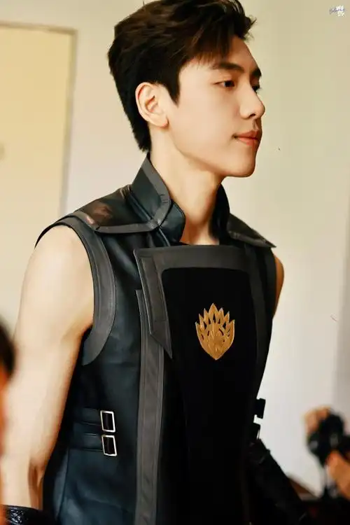 王子异录制萌探颜值回春