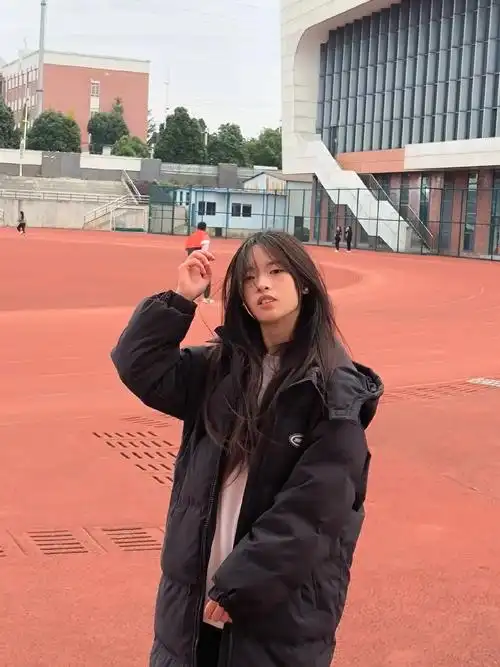 女大学生 #冬天 #校园生活 不管怎样 都是独一无二的我. - 抖音