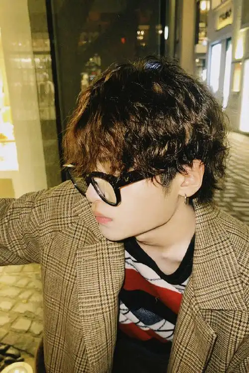 黄明昊大衣羊毛卷造型##黄明昊晚秋街头随拍