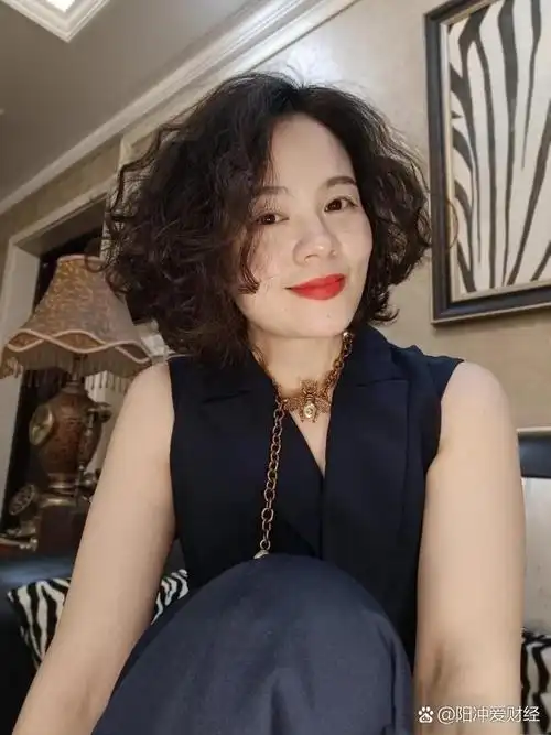 林青霞的"齐耳烫发"引领中年女性发型新潮流,优雅显年轻 林青霞,这位