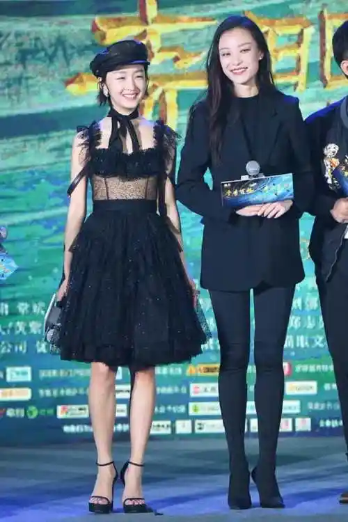 周冬雨和倪妮的身高相差一大截