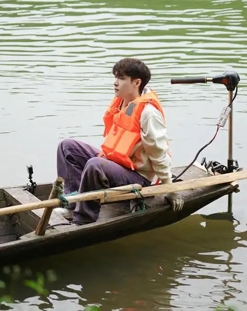 活泼有综艺感,有才不抢镜,《向往的生活》请来张艺兴是双赢之举