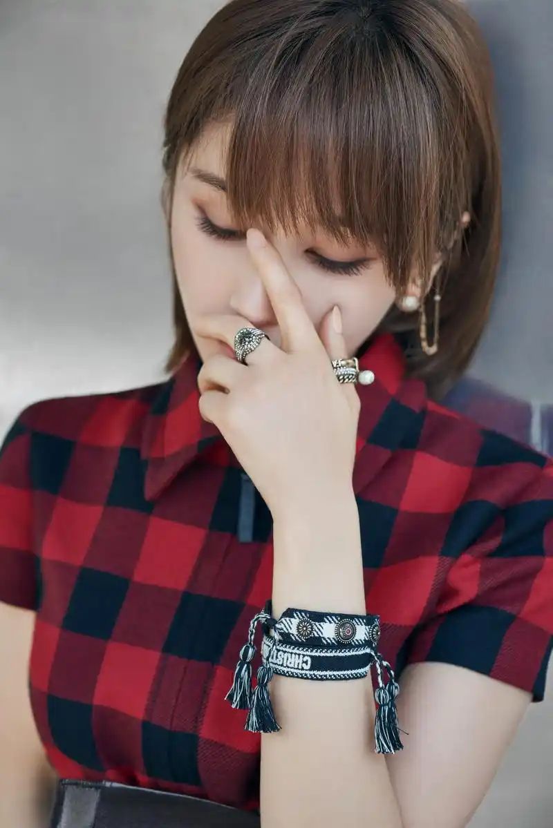 王子文倾情演绎迪奥二零一九秋冬成衣系列,以率性之姿触及质感人生.