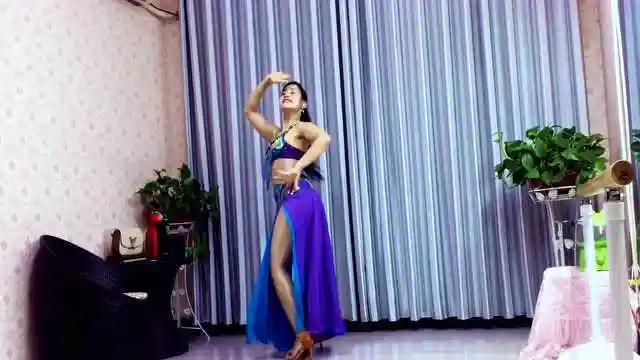 青青世界广场舞《好爱你》_腾讯视频