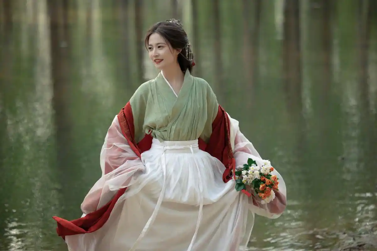 陈钰琪古装# 77红色古装简直美炸了,这要放在古代我宁愿舍弃江山乙