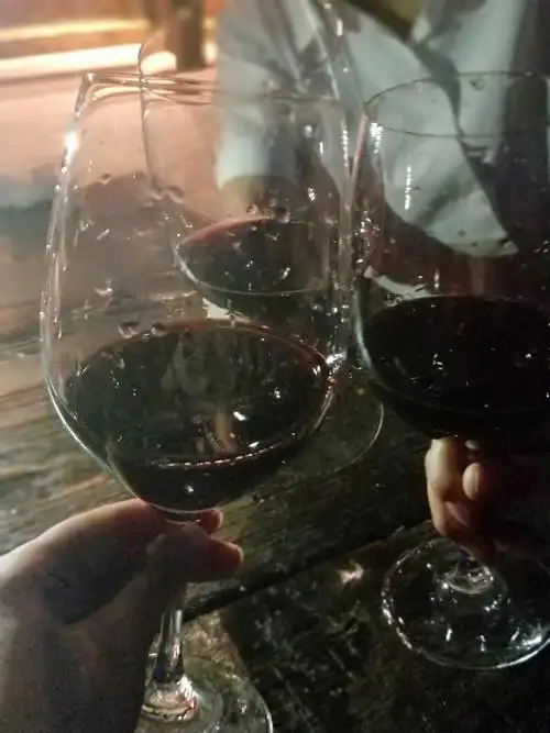 三位妈妈在星空下饮酒,碰杯,聊天多么舒服