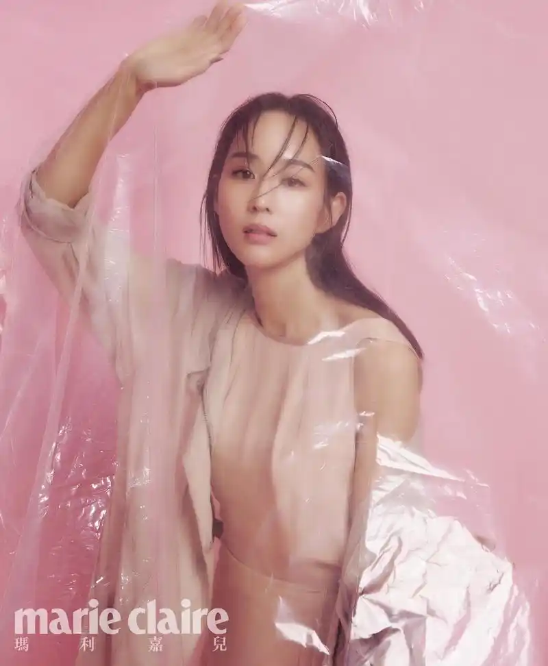 张钧甯登港版《嘉人》三月刊封面 裸粉色系套装梦幻优雅_高清图集