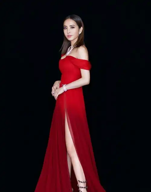 蔡依林换新发型,一袭抹胸连衣裙,台上光芒无限台下气质出众