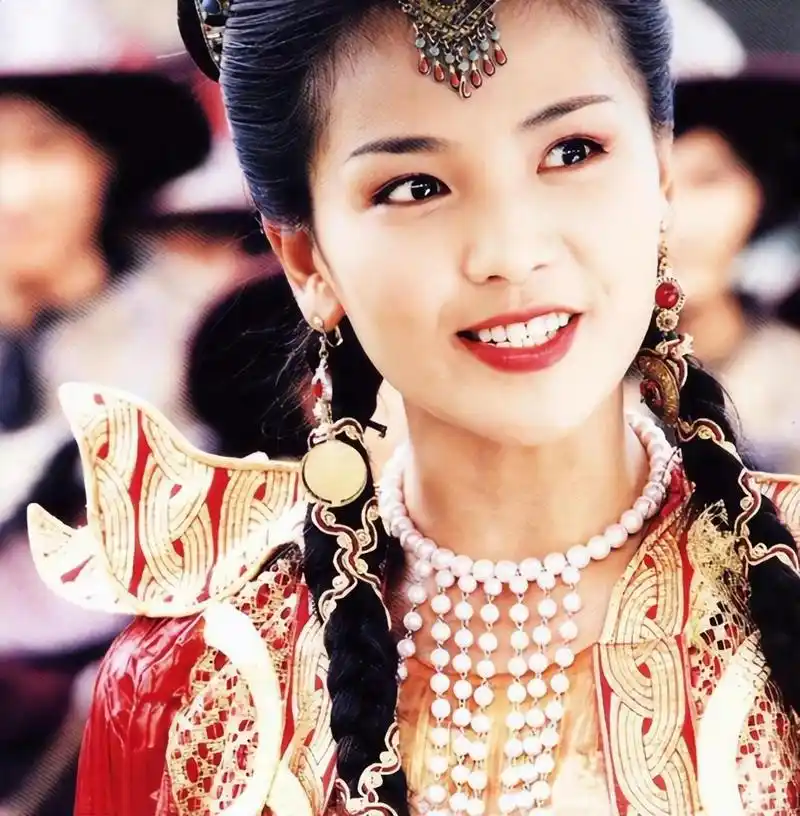 当时《还珠格格》是妥妥的大ip,爆款剧,很多演员都在争相得到这个资源