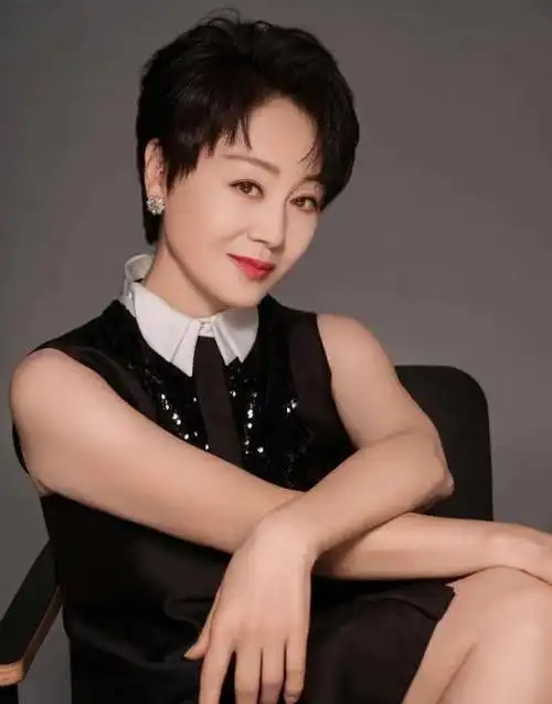 58岁王姬身材真"丰满",穿蓝色蕾丝连衣裙风姿绰约,气质太惊艳