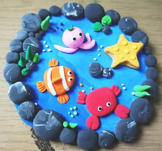 过去我们的家长或者幼儿园都会买橡皮泥给孩子玩,现在出现一种叫超轻