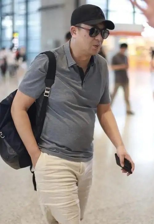 大叔张嘉译从机场出来的照看了让人心疼