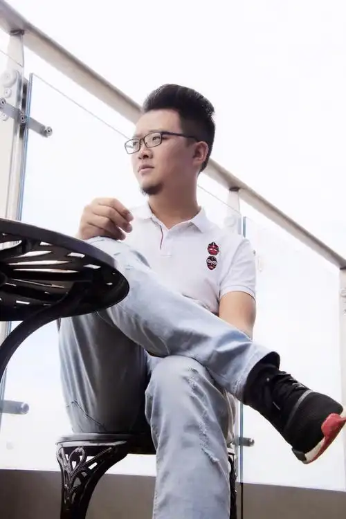 钱晓阳生活照截止目前为止,微博@贵州头条排行榜粉丝突破 106 万,发博