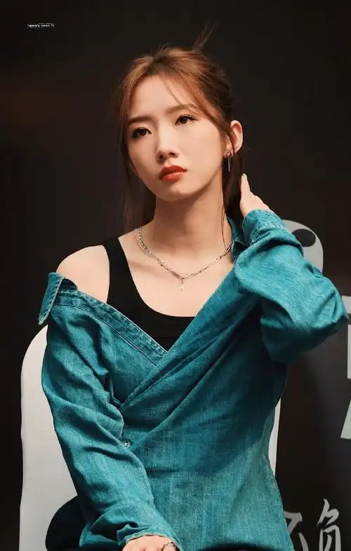 孟美岐露肩牛仔套装