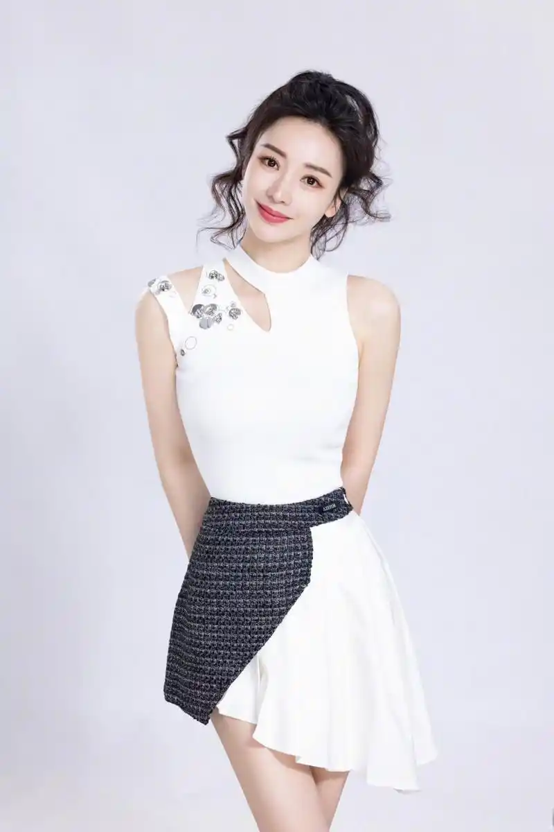 看了柳岩这一组照片,万万没想到"清纯"风格的她更好看!