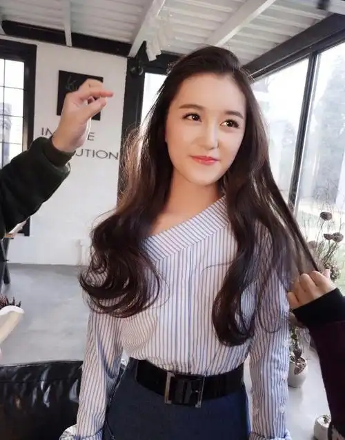 王俊凯的绯闻女友?16岁蒋依依浓妆秀肩,腿长亮了