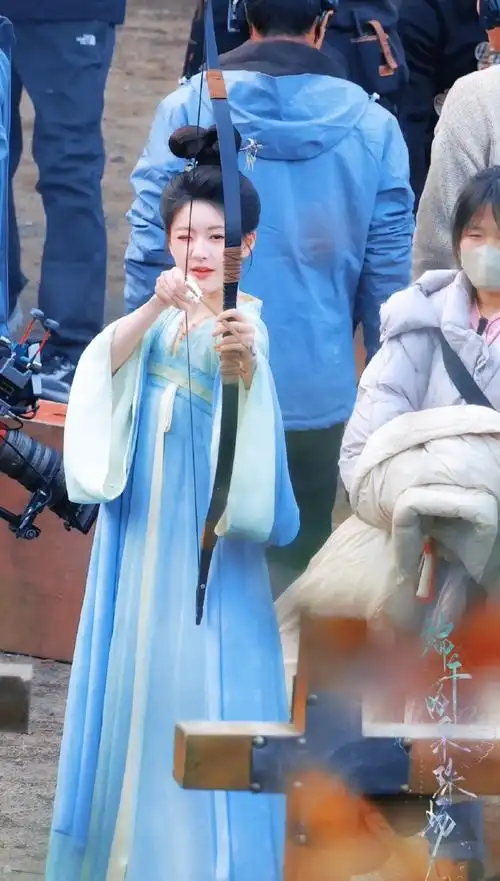 赵露思新剧射箭路透##赵露思钻石小黑裙