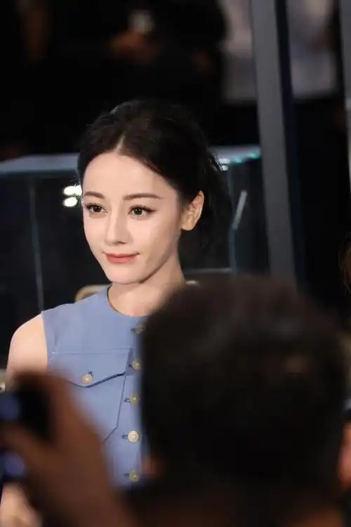 看了迪丽热巴的生图,才知道什么是真正的"牛奶肌"!