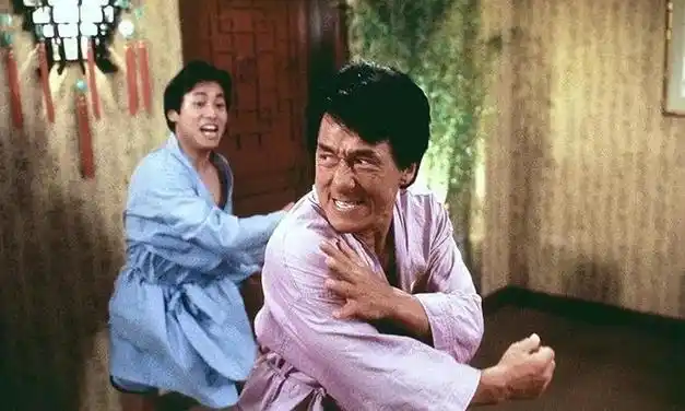 如果说李小龙让中国功夫走出国门,那么成龙则是把中国功夫推向了世界