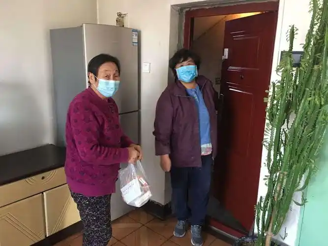 疫情期间互帮助,邻里之间显真情