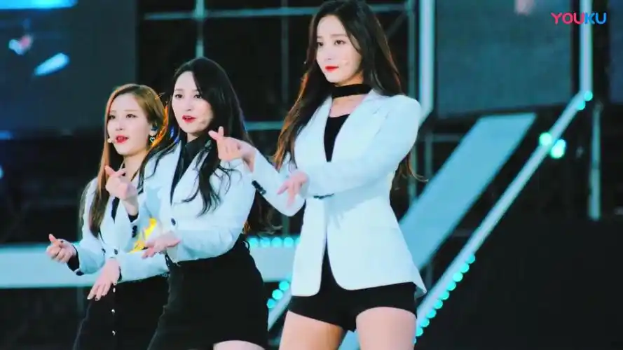 韩国女团清纯小姐姐,超短热裤尽显筷子腿, 长相也是非常清纯,看一眼就