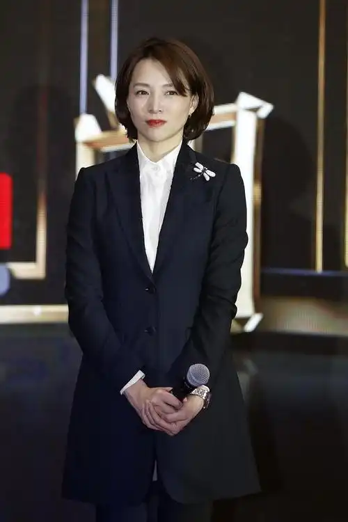 台上的董卿真漂亮,穿粉红色"旗袍"韵味十足,身材优势令人羡慕|裙装