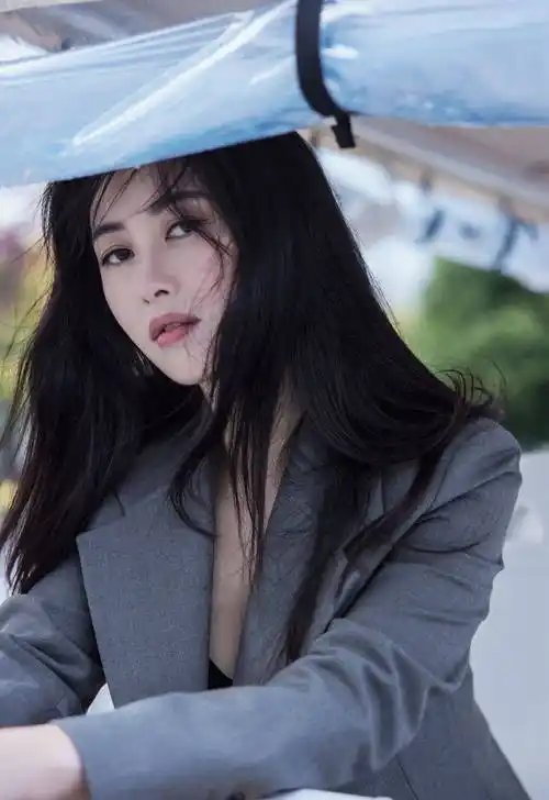 朱珠灰色西服套装优雅时尚写真