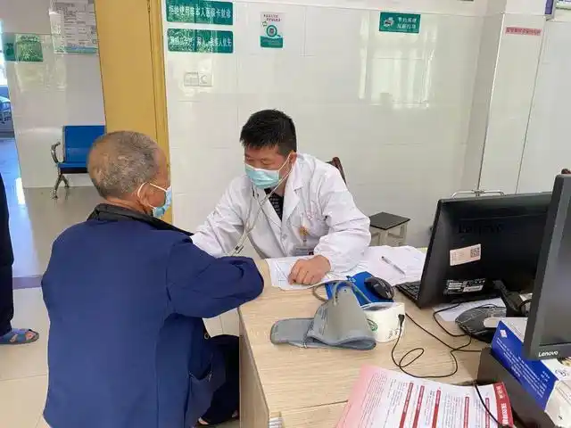 沙县区总医院夏茂分院医生罗光松(右一)正在看诊.受访者供图