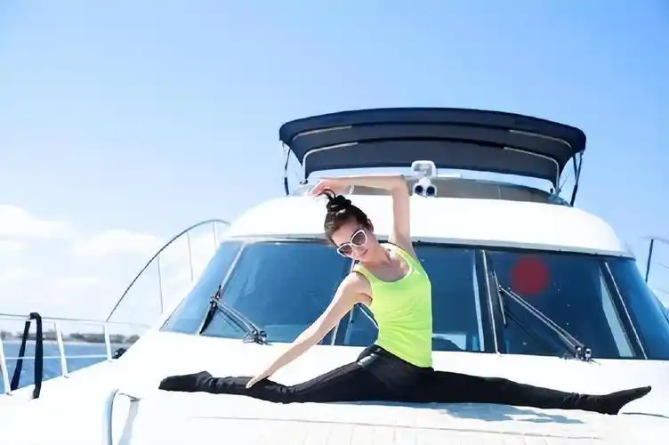 李冰冰海边练瑜伽,衣着清凉秀火辣身材,素颜出镜紧致肌肤不像49