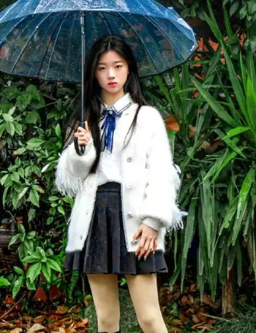 有一个美丽的女孩,她的名字叫单依纯,她凭实力出圈,备受青睐