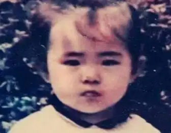 猜得出这是谁的童年照吗