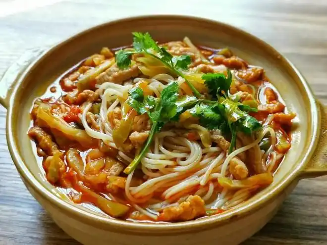 教你在家也可以做的榨菜肉丝面香辣开胃面条好吃到连汤都不剩