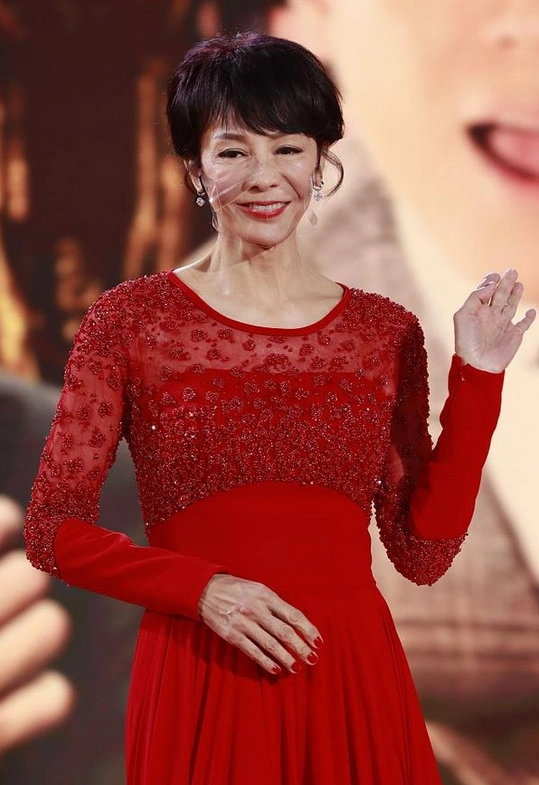 原创郑裕玲63岁不服老穿抹胸裙罩层纱脸部瘦到变形身材却赢很大